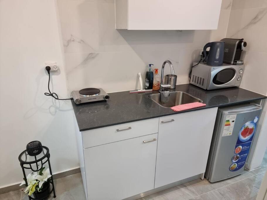דירת זוּגַג מפנקת עם מרפסת משגעת ונוף למפרץ. Apartment เอลัต ภายนอก รูปภาพ