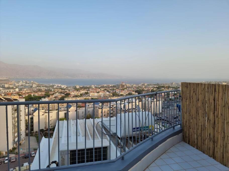 דירת זוּגַג מפנקת עם מרפסת משגעת ונוף למפרץ. Apartment เอลัต ภายนอก รูปภาพ