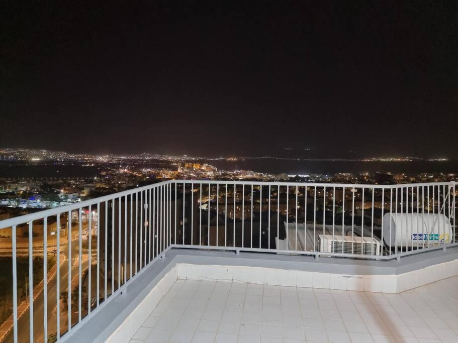 דירת זוּגַג מפנקת עם מרפסת משגעת ונוף למפרץ. Apartment เอลัต ภายนอก รูปภาพ