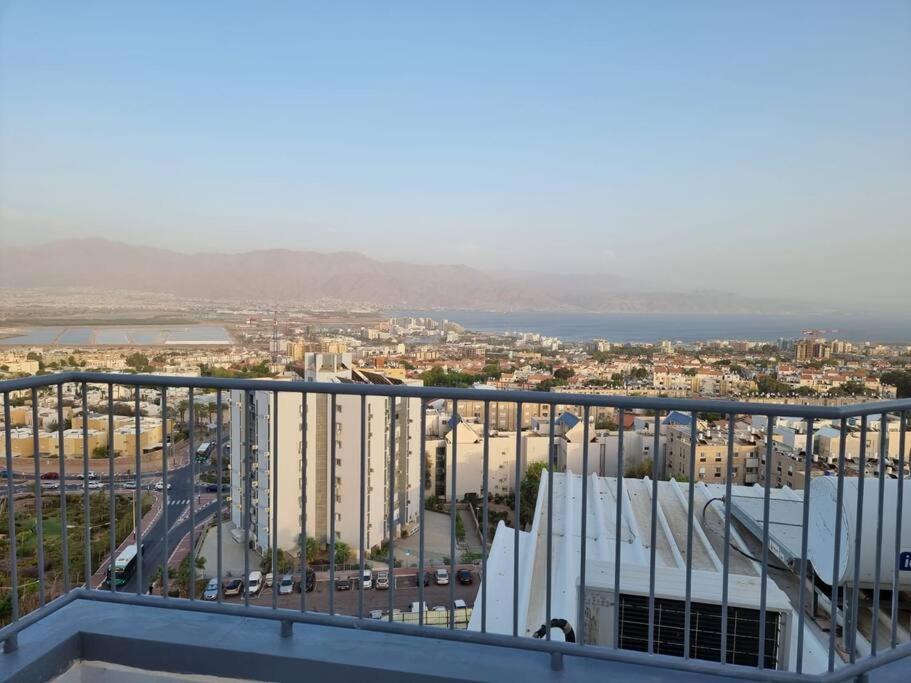 דירת זוּגַג מפנקת עם מרפסת משגעת ונוף למפרץ. Apartment เอลัต ภายนอก รูปภาพ